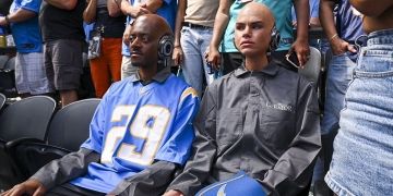 AI robots steal the show at the Chargers game