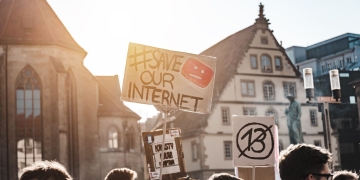 Le Creuset giveaway scam tricks “Swifties” and “Selenators”