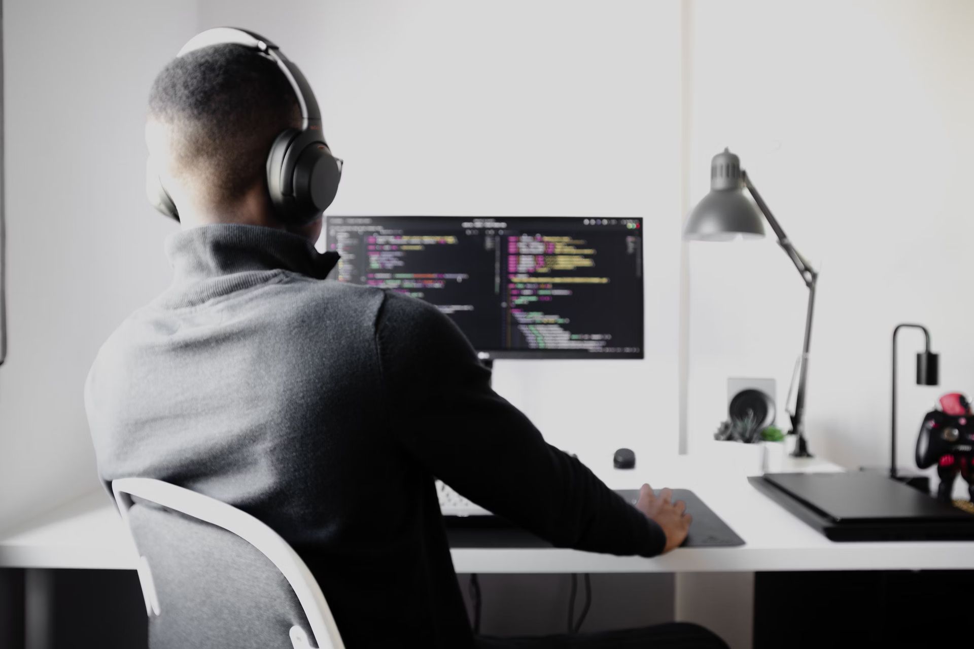 9 crucial factors for choosing where to hire developers