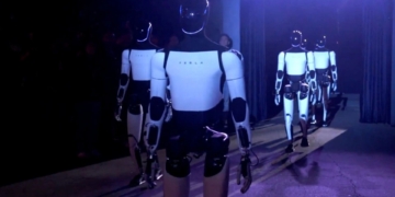 Kim Kardashian’s new Tesla Robot took social media by storm