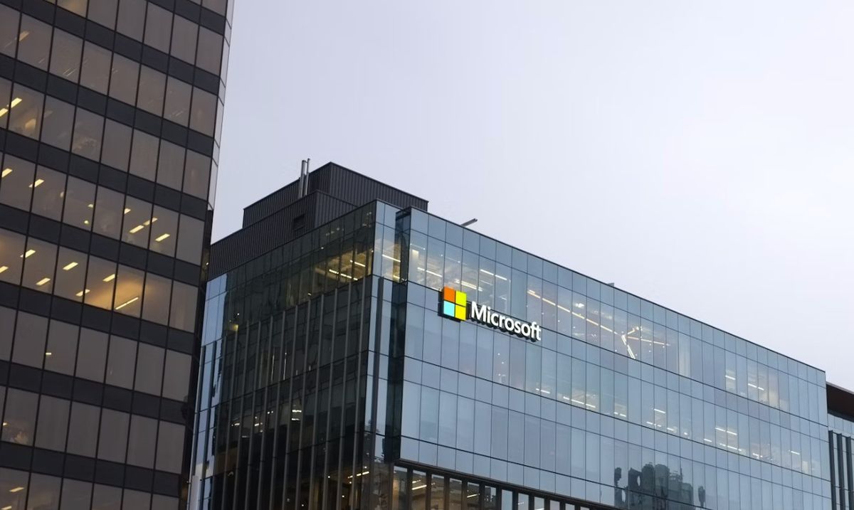 Microsoft kontra Google: wyjaśnienie bitwy w chmurze