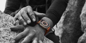 Apple Watch Ultra to offer satellite messaging in 2025