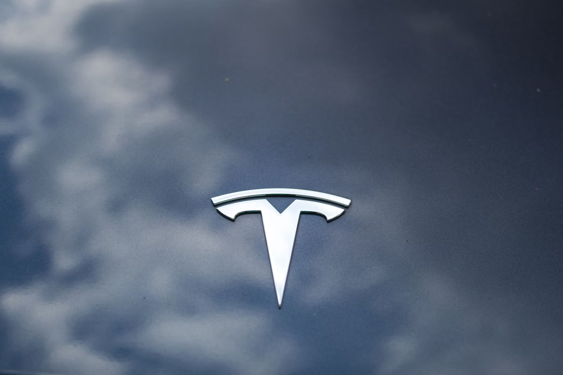 Pourquoi l’action Tesla a été la principale gagnante du S&P 500 avec une hausse de 7 % la veille de Noël