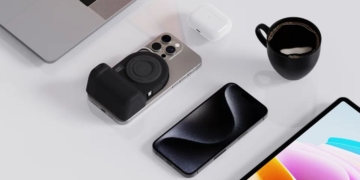 Belkin Stage PowerGrip turns your iPhone into a point-and-shoot camera