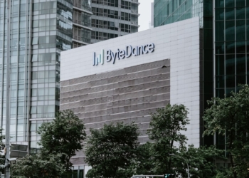 OmniHuman-1 creates full-body AI avatars from a single image