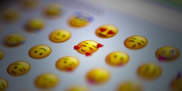 Emoti-Attack: How emojis can trick AI language models