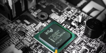 Intel stock gains 6% on Arrow Lake hype: Should investors buy in?