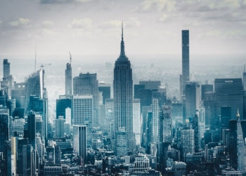 S&P 500 dips 0.8% below key level and Dow slides on trade uncertainty