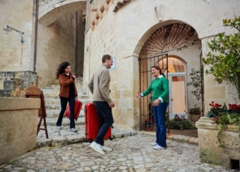 Airbnb mandates total price display globally