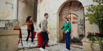 Airbnb mandates total price display globally