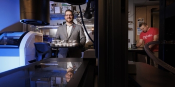 Self-healing robot skin mimics the human body