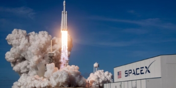 Ex-employees sue SpaceX for wrongful firing