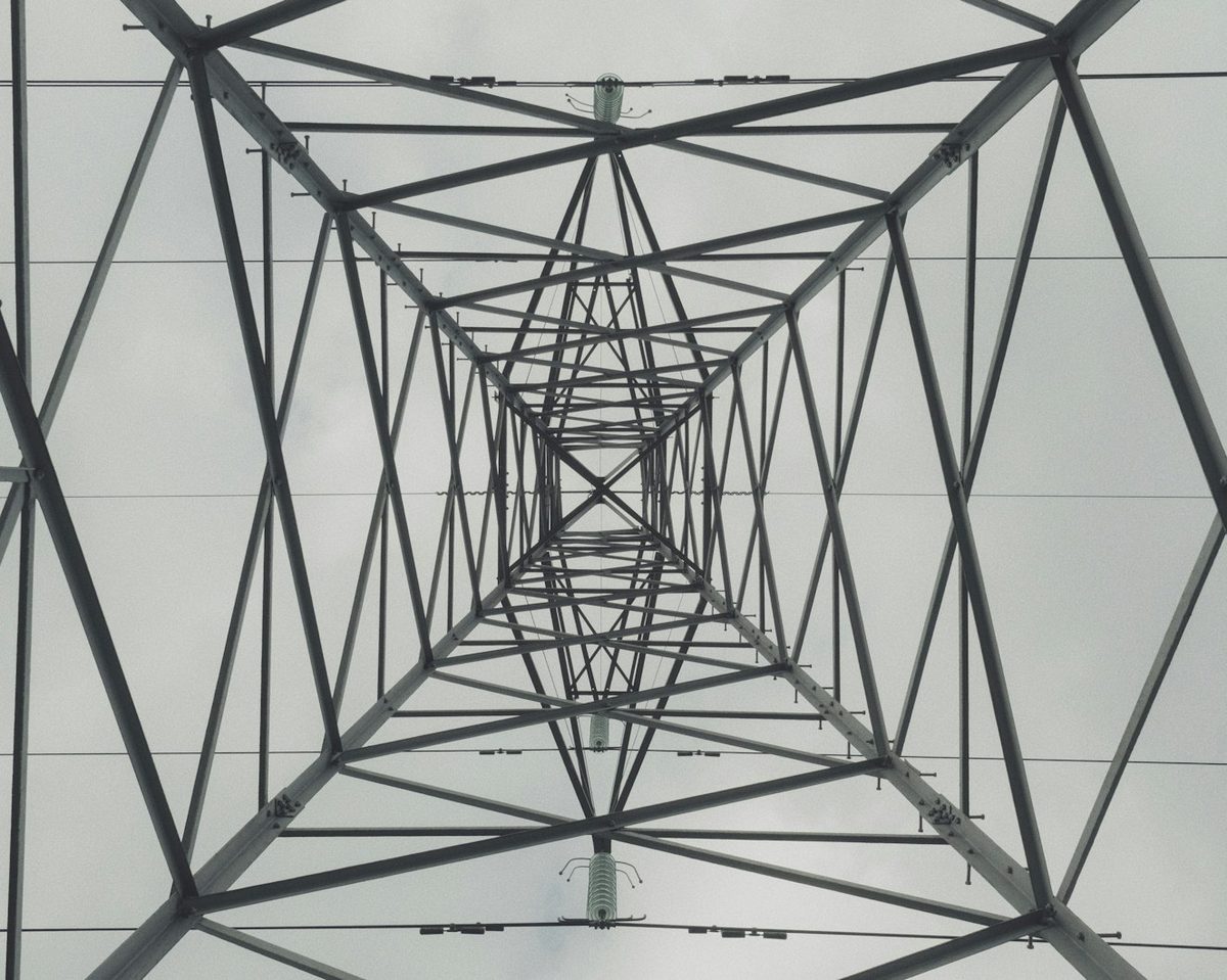 Visage étreint: Échelle de consommation d’énergie vidéo AI non linéaire