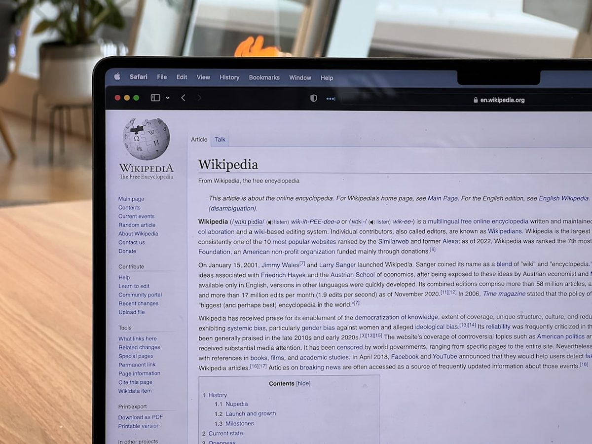 Wikipedia publie un guide pour repérer les articles écrits