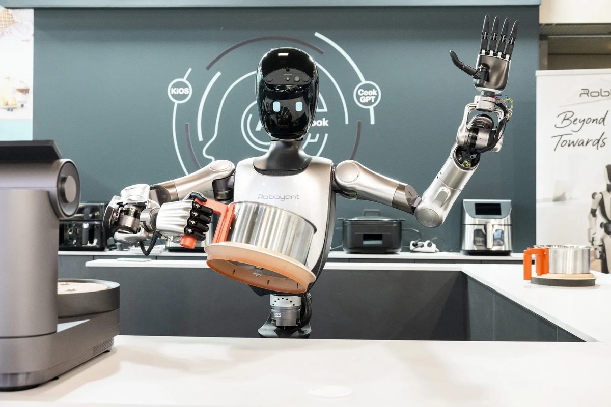 Ant Group dévoile leur propre concurrent Tesla Optimus, R1 Humanoid Robot