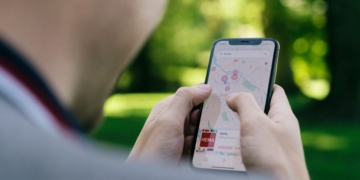 Apple Maps will start showing ads from local businesses next year
