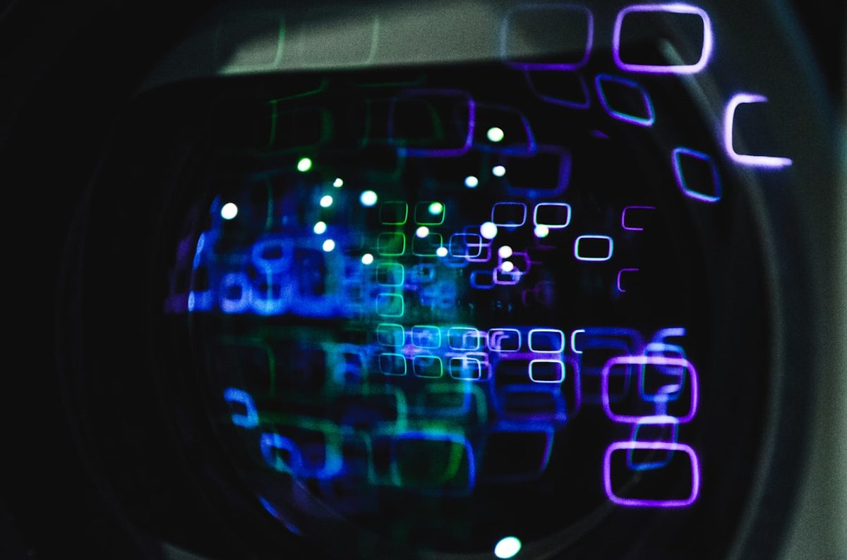YouTuber builds a camera that films light at two billion FPS