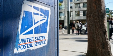 Amazon considers building rival network as USPS contract talks stall