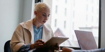 How professionals avoid information overload and make confident decisions