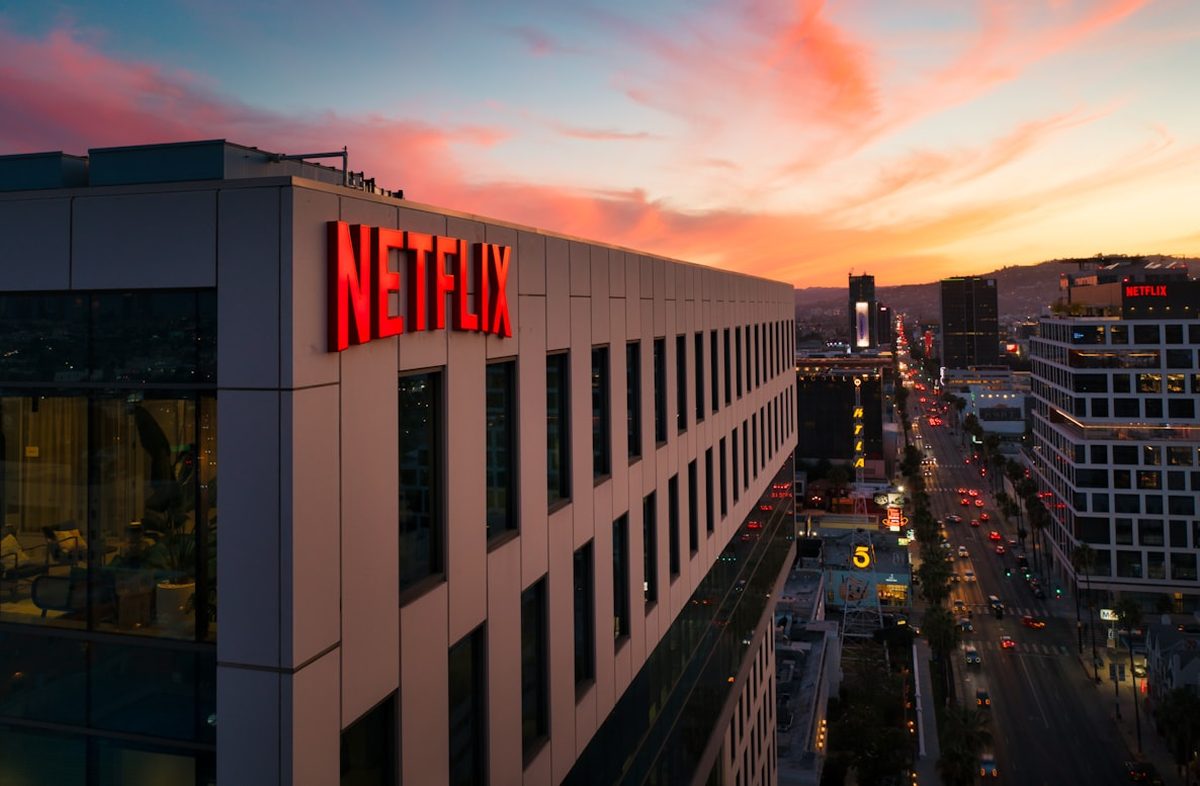 Netflix przygotowuje całkowicie gotówkową ofertę, aby przypieczętować transakcję z Warner Bros