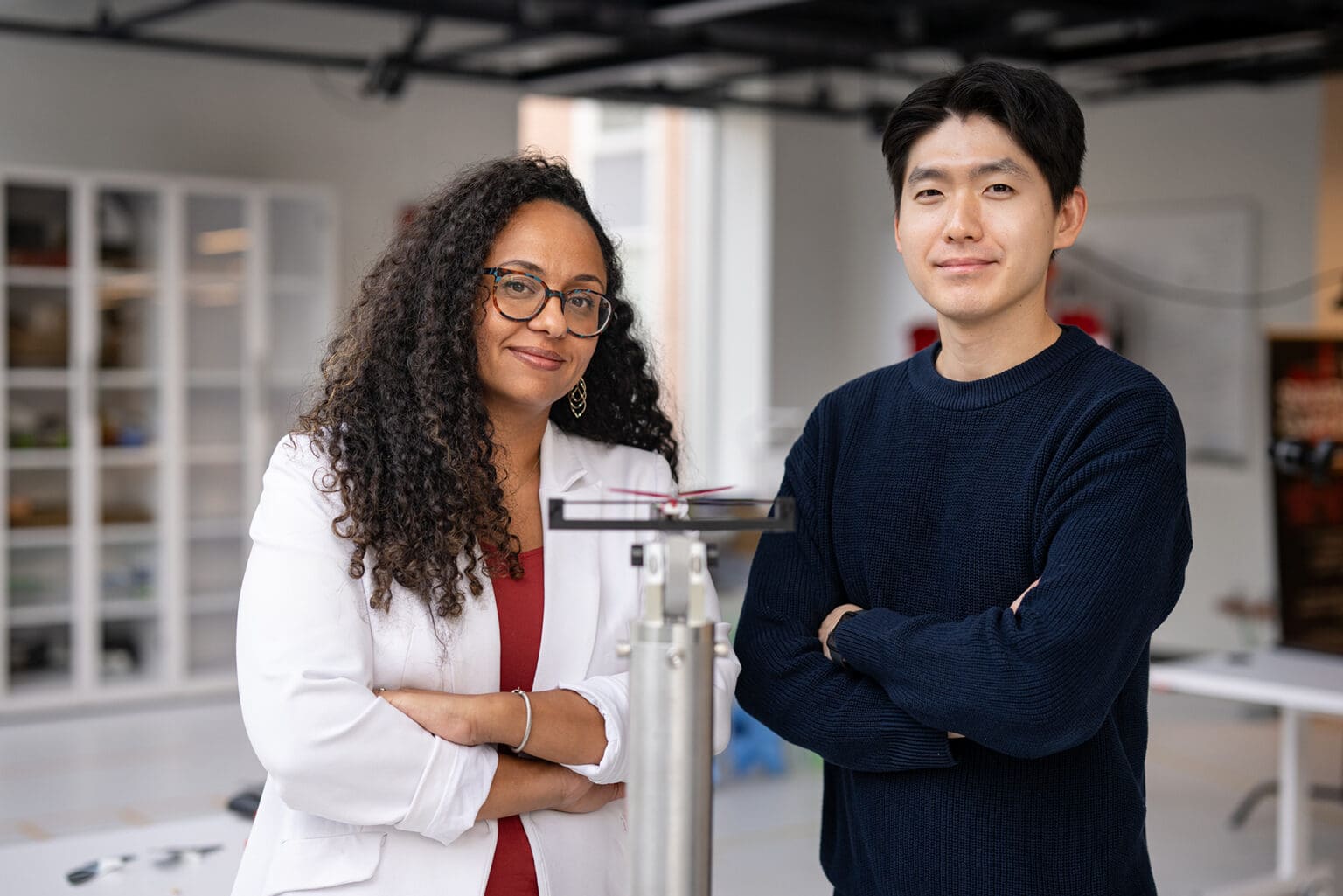 Ingenieurs bouwen op sprinkhanen geïnspireerde robots om het leeglopen van de batterij op te lossen