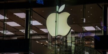 Apple to challenge Samsung with pocketable clamshell-style foldable