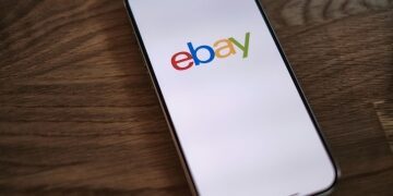 eBay to cut 800 jobs despite 15% revenue growth