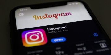 Instagram tests clickable caption links for Meta Verified users