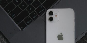 Apple releases lightweight security fix for iOS 26.1 and later