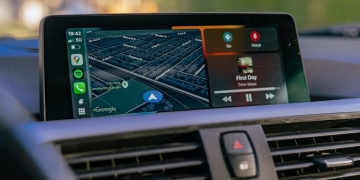 WhatsApp tests native CarPlay app in latest iOS beta