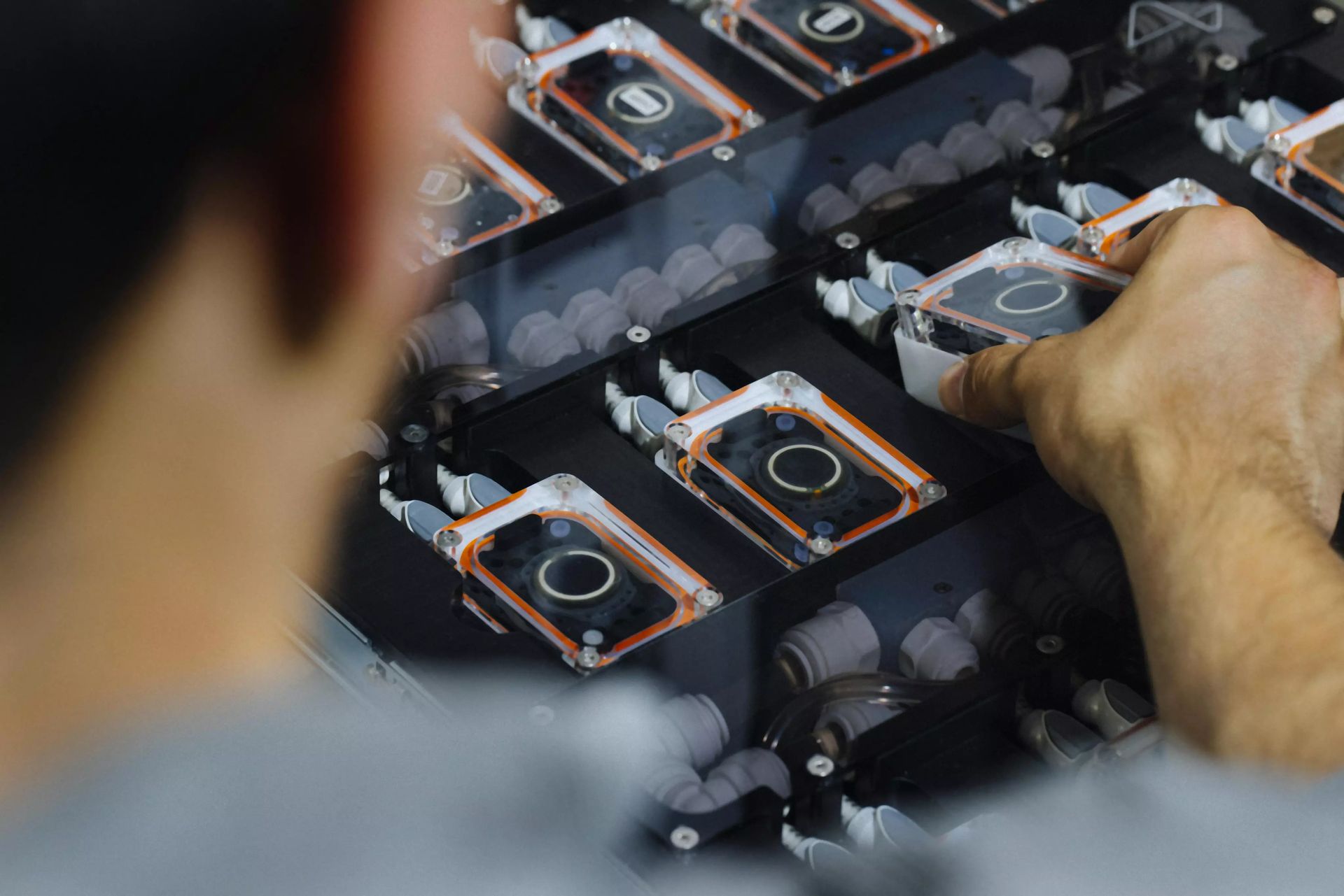 Neuralink sagt, es wolle das Gehör durch Umgehung des Ohrs wiederherstellen Neuralink sagt, es wolle das Gehör durch Umgehung des Ohrs wiederherstellen