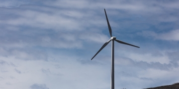 Global wind installations hit record 165 GW in 2025