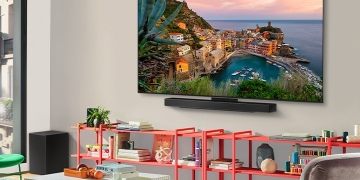 LG OLED TV users report power cycling issues linked to screen flashes