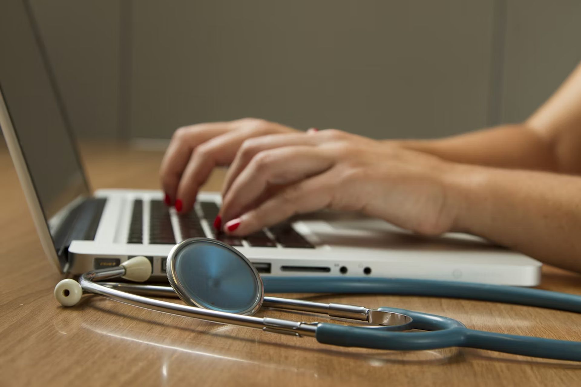 Professionals voelen zich niet gerespecteerd als klanten hen factchecken met AI, zo blijkt uit onderzoek