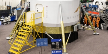 NASA begins training with Blue Origin moon lander prototype