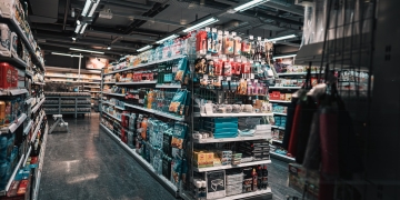 Top economists warn lower-income retail consumers are running out of time