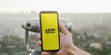 How to switch between eSIM data plans while traveling